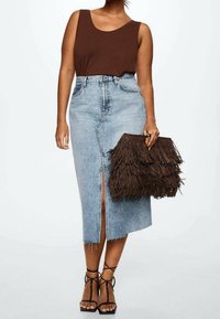 Ruskea hihaton toppi, keskipitkä vaaleansininen farkkuhame, jossa on edessä halkio, mustat hihnaisandaalit ja tummanruskea hapsulaukku.