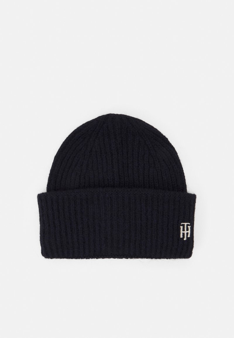 Bonnet en maille côtelée noire avec revers plié et petit logo "TH" brodé en blanc sur le côté inférieur droit du revers.