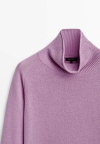 Vaaleanlila korkea kaulusneule, jossa on ribattu kaula-aukko ja sileä rakenne, rento malli ja pitkät hihat.