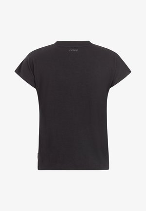 Zwart t-shirt met korte mouwen met het "protest"-logo vlak bij de achterzijde van de halslijn en een klein label aan de linkerkant van de zijnaden.