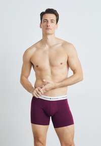 Tommy Hilfiger BRIEF 3 PACK - Calzoncillos - bright blue/grape valley/black