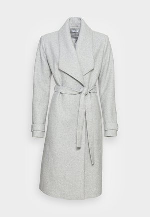 Lange grijze wollen jas met een brede revers en een ceintuur in de taille. Heeft opgerolde manchetten en een rechte silhouette, gemaakt van een zacht gestructureerde stof.