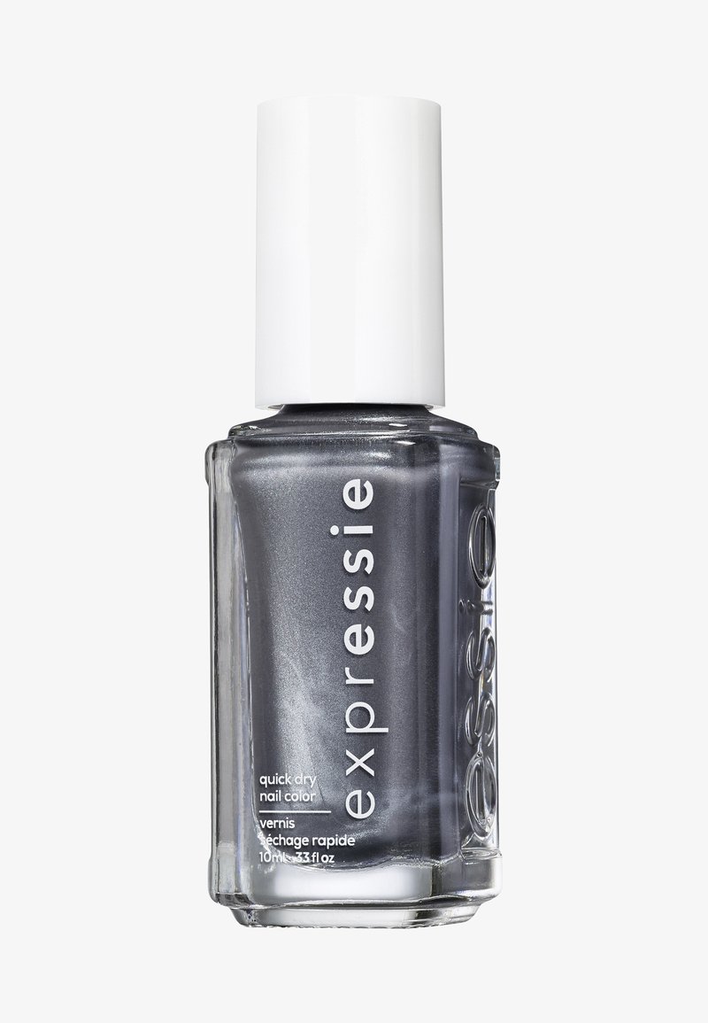 Vernis à ongles métallisé gris dans un flacon en verre transparent avec un bouchon blanc. Présente une étiquette "séchage rapide", une capacité de 10 mL et le nom de la marque "expressie".