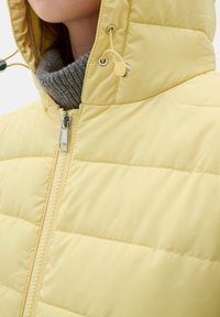 s.Oliver LANGE  MET CAPUCHON - Weste - hellgelb