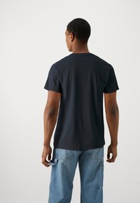 Hollister Co. ICON CREW 5 PACK - Βασικό μπλουζάκι - brilliant white/ultimate gray/navy blazer/black/red