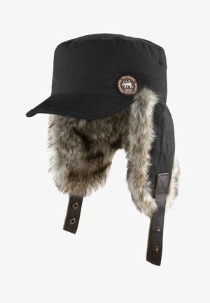 Schwarzer Outdoor-Hut mit steifem Rand und Fellfutter. Verfügt über ein braunes Markenlogo, Lederstreifen und Druckknöpfe an den Seiten.