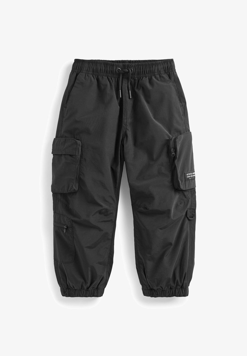Svarte cargo bukser lavet af let og glat stof. Har en elastisk talje, flere sidelommer og strammende ankler.