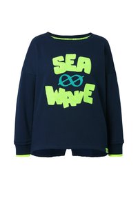 Marineblaue Sweatshirt mit langen Ärmeln, versehen mit neongrünem und blauem Text "SEA WAVE" in fetten Buchstaben und kontrastierenden grünen Akzenten an den Bündchen.