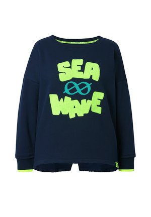 Tmavě modrá mikina s dlouhými rukávy, s neonově zeleným a modrým nápisem "SEA WAVE" ve výrazných písmech a kontrastními zelenými detaily na manžetách.