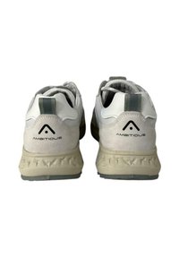 Sneakers bianchi e grigi con una suola testurizzata, materiali in suede e pelle, e un logo nero sul tallone; presenta un accento verde discreto.
