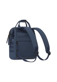 Navyblauwe rugzak met gevoerde schouderbanden, ritscompartimenten en een gestructureerde afwerking. Zijwebbing voor extra opbergmogelijkheden.