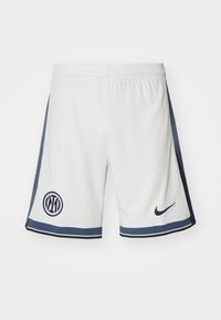 Witte sportbroekjes met marineblauwe zijpanelen, voorzien van een ronde logo en een Nike swoosh in marineblauw. Elastische tailleband voor comfort.