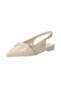 Scarpa flat slingback a punta beige in pelle lucida con un design elegante, caratterizzata da una cintura decorativa e dettagli in metallo argentato.