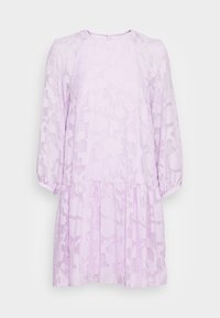 Vestido lilás com padrão floral, tecido transparente, mangas longas com punhos elásticos e uma saia rodada com um design em camadas.