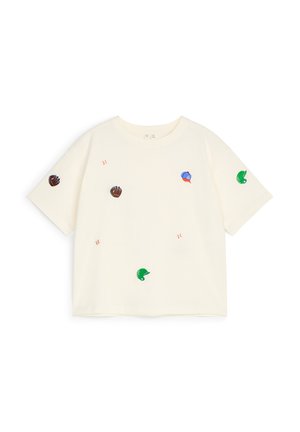Chemise à manches courtes couleur crème avec de petits gants de baseball, casques et balles de baseball brodés disséminés sur le devant et les manches.
