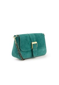 Teal suede crossbody taske med flad design, guld spænde lukning og kædesnor. Bemærkelsesværdig for sin teksturerede overflade og strukturerede form.