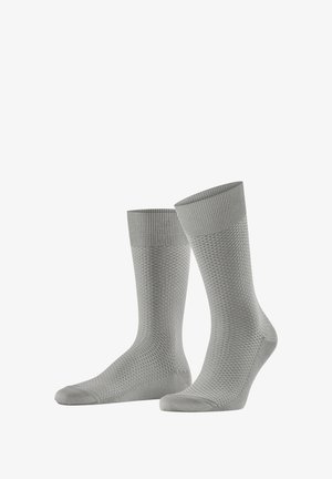 Twee grijze sokken tot halverwege de kuit met een gestructureerd geweven patroon en geribbelde boorden, weergegeven op een witte achtergrond.