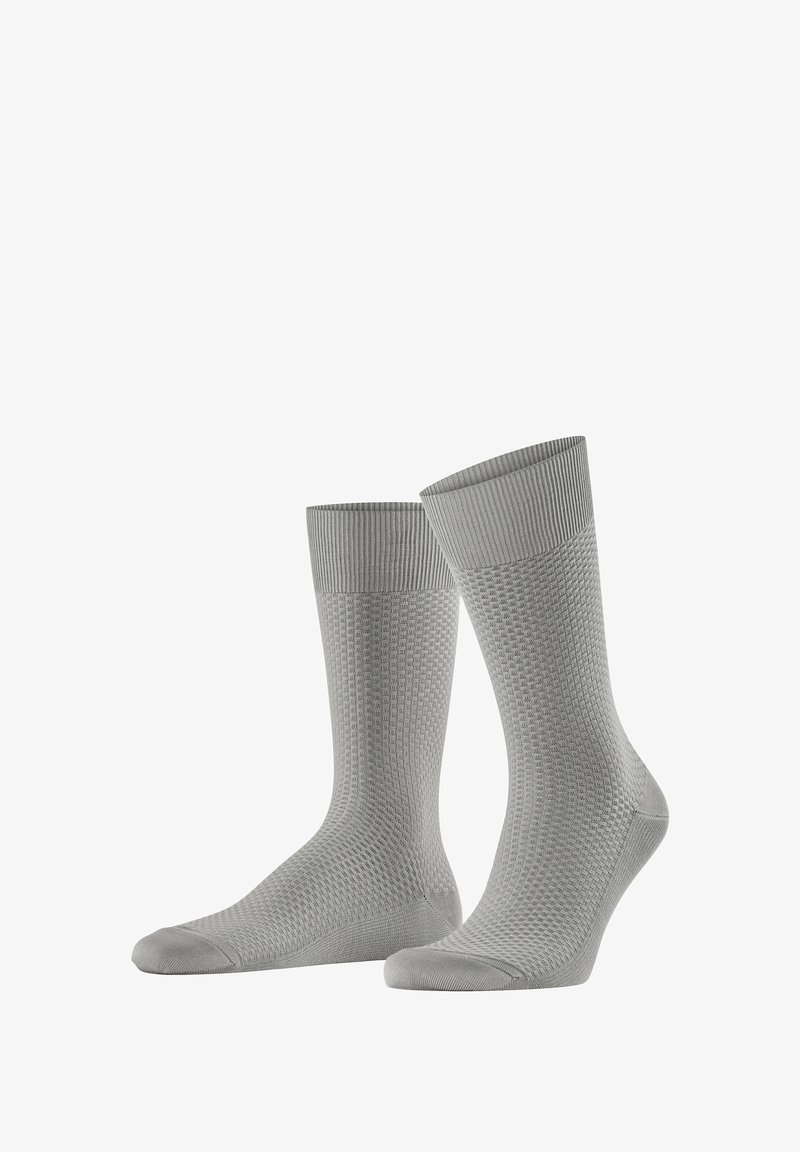 Twee grijze sokken tot halverwege de kuit met een gestructureerd geweven patroon en geribbelde boorden, weergegeven op een witte achtergrond.