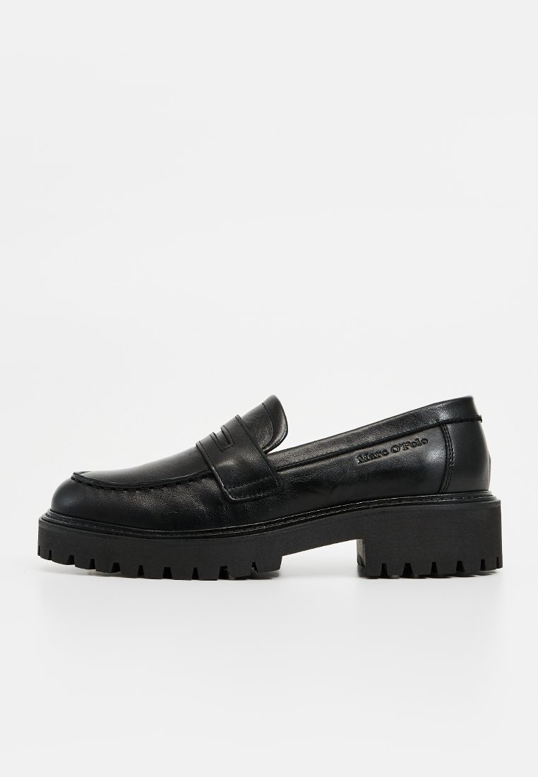 Schwarze Lederloafers mit einer klobigen, strukturierten Sohle. Mit einer glatten Oberseite, dekorativen Nahtdetails und einem dezenten Markenlogo.