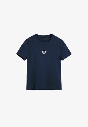 Tmavomodré bavlnené tričko s okrúhlym výstrihom, krátkymi rukávmi a malým bielym srdcovým logom na ľavej strane hrudníka.