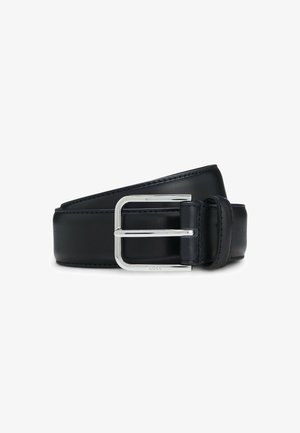 Ceinture en cuir noir avec une boucle rectangulaire argentée brillante gravée "BOSS", soigneusement enroulée sur un fond blanc.