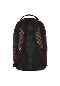 Mochila con patrón de tablero de ajedrez en negro y marrón, con correas acolchadas, detalles de malla y un asa en la parte superior. Tela duradera y cierre de cremallera.