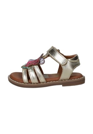 Gouden metalen peutersandaal met klittenband enkelriem en kleurrijke vlinderversiering op de voorste bandjes, bruine zool en gevoerde binnenzool.