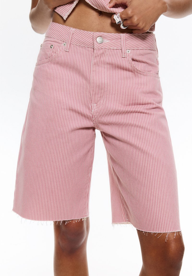 PULL&BEAR - Short en jean - red, Agrandir