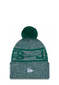 Strickmütze in Grün und Grau mit einem runden Pompon oben, ausgestattet mit einem strukturierten Muster und einem Logo-Detail am Bündchen.