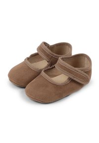 Zapatos Mary Jane de ante marrón con dos correas ajustables, punta redondeada y un interior suave. Suela plana con un sutil detalle de costura.