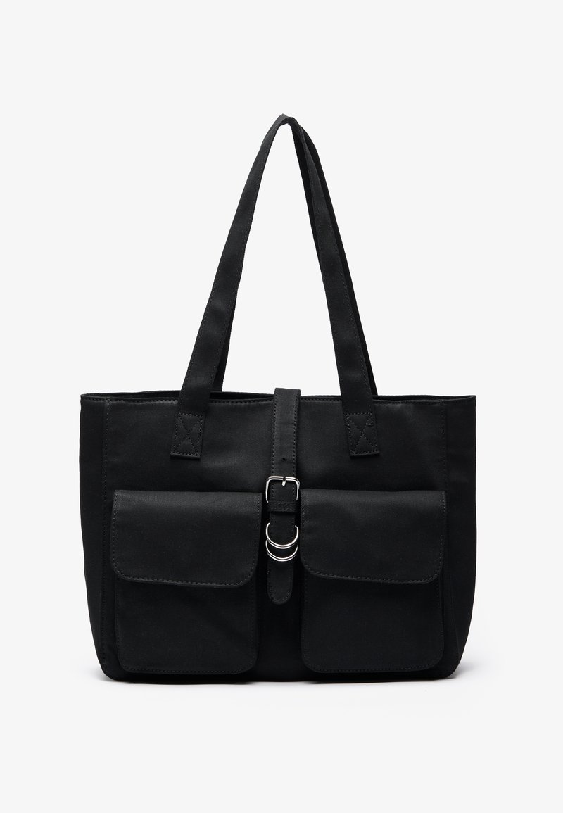 Borsa a tote nera in tela con due tasche frontali, tracolla regolabile con chiusura in metallo, forma rettangolare, manici robusti e cuciture ordinate.