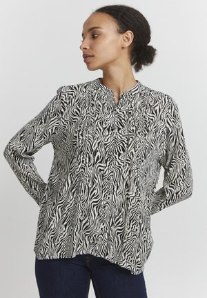 Zwart-wit zebraprint bloes met lange mouwen en een Mandarin kraag, voorzien van geplooide details en een relaxte pasvorm.