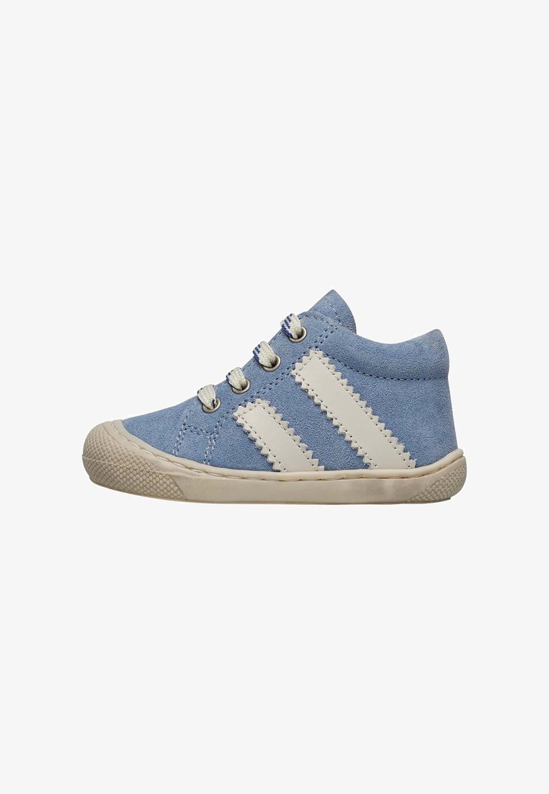 Hellblauer Wildlederschuh mit weißen Zickzackstreifen, runder Zehenpartie, silbernen Ösen und beiger Gummisohle. Für die lässige Kinderbekleidung entworfen.