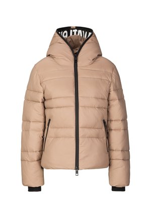Beige pufferjack met capuchon, horizontale stiksels, ritssluiting aan de voorkant, zijzakken en zwarte geribde manchetten. Gevoerd met een contrasterende bedrukte binnenkant.