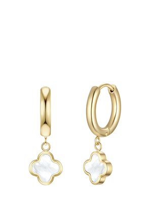 Pendientes de aro de oro con charms colgantes blancos de nácar en forma de quatrefoil, mostrados sobre un fondo blanco.