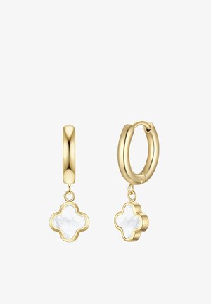 Náušnice zlatých kruhov s visiace biele charms zo škrupiny perlete v tvare štvorlístka, zobrazené na bielom pozadí.
