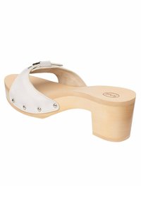 Vit lädersandal med en böjd design, metalldetaljer och en träklack. Har en rem med spänne och nitar.