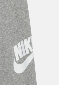 Nike Sportswear CLUB UNISEX - Träningsbyxor - dark grey heather/base grey/white