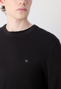 Calvin Klein STRUCTURE SWEATER - Strikkegenser - black