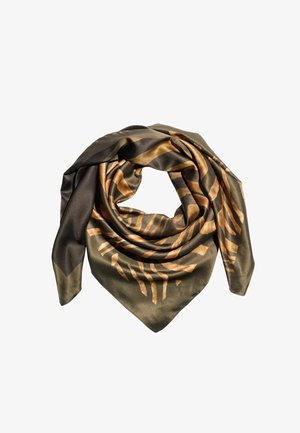 Selymes négyzet alakú sál sötétzöld és barna tigriscsíkos mintával, lazán hajtogatva, hegyes végekkel.