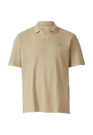 Beżowa koszulka polo z krótkim rękawem, kołnierzykiem w kształcie litery V i małą prostokątną naszywką z logo na lewej piersi.