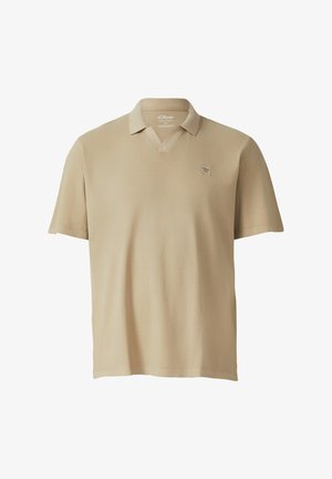 Beiges kurzärmeliges Poloshirt mit V-Ausschnitt am Kragen und kleinem rechteckigem Logo-Patch auf der linken Brust.