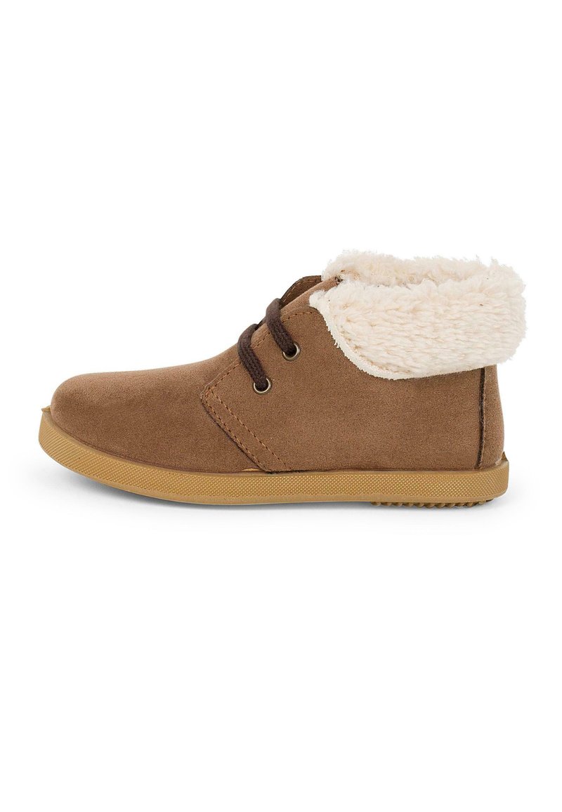 Botines de ante marrón con un suave cuello de piel sintética color crema, punta redonda y cordones marrones. Cuentan con una suela de goma texturizada para mayor agarre.