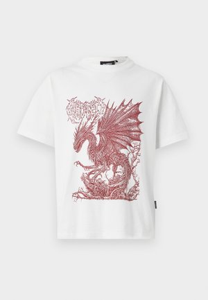 Άσπρο κοντομάνικο μπλουζάκι με λεπτομερή κόκκινη γραμμή τέχνης ενός δράκου με μεγάλα φτερά, καθισμένου σε στρεβλούς κλάδους.