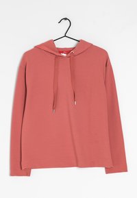 Sweat à capuche rose poudré à manches longues avec un motif côtelé horizontal texturé, des cordons de serrage et une poche kangourou à l'avant, suspendu à un cintre noir.