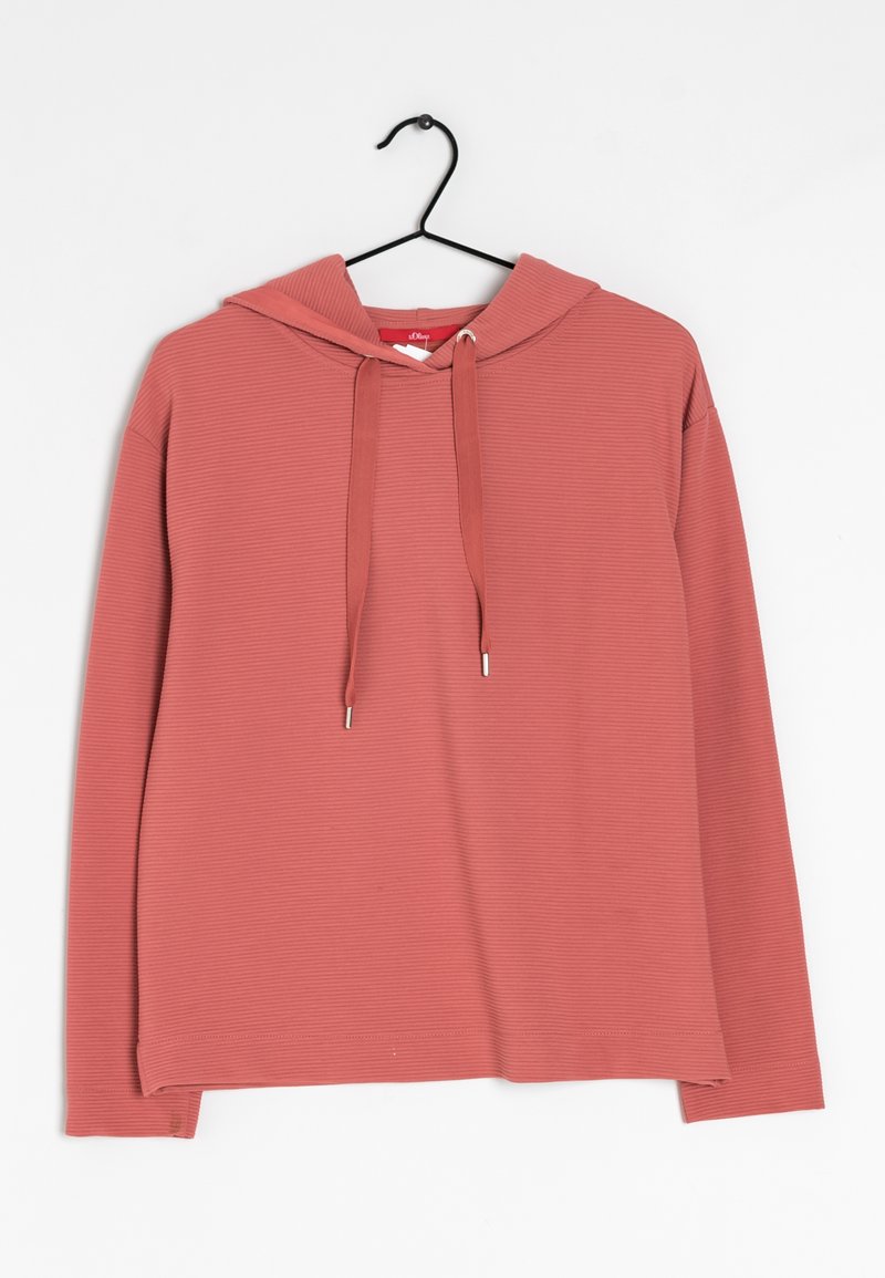 Sweat à capuche rose poudré à manches longues avec un motif côtelé horizontal texturé, des cordons de serrage et une poche kangourou à l'avant, suspendu à un cintre noir.