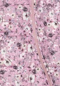 Blomstret quiltet jakke i rosa nyanser med ulike blomstermønstre, en lett glidelås og glatt teksturert stoff med sydd aksenter.