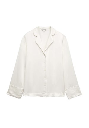 Blusa blanca de manga larga de seda con botones en la parte delantera y un cuello con muesca, mostrada sobre un fondo blanco liso.