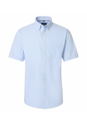 Hellblaues, kurzärmeliges Hemd mit dünnen weißen vertikalen Streifen und einer Brusttasche vor weißem Hintergrund.