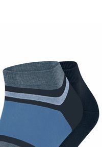 Ein Paar Knöchelsocken mit einem blauen und dunkelblauen Farbschema, aus weichem Frottee-Material und nahtlosem Design für zusätzlichen Komfort.